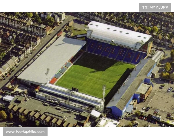 塞尔赫斯特公园球场迎南伦敦德比，历史氛围浓厚